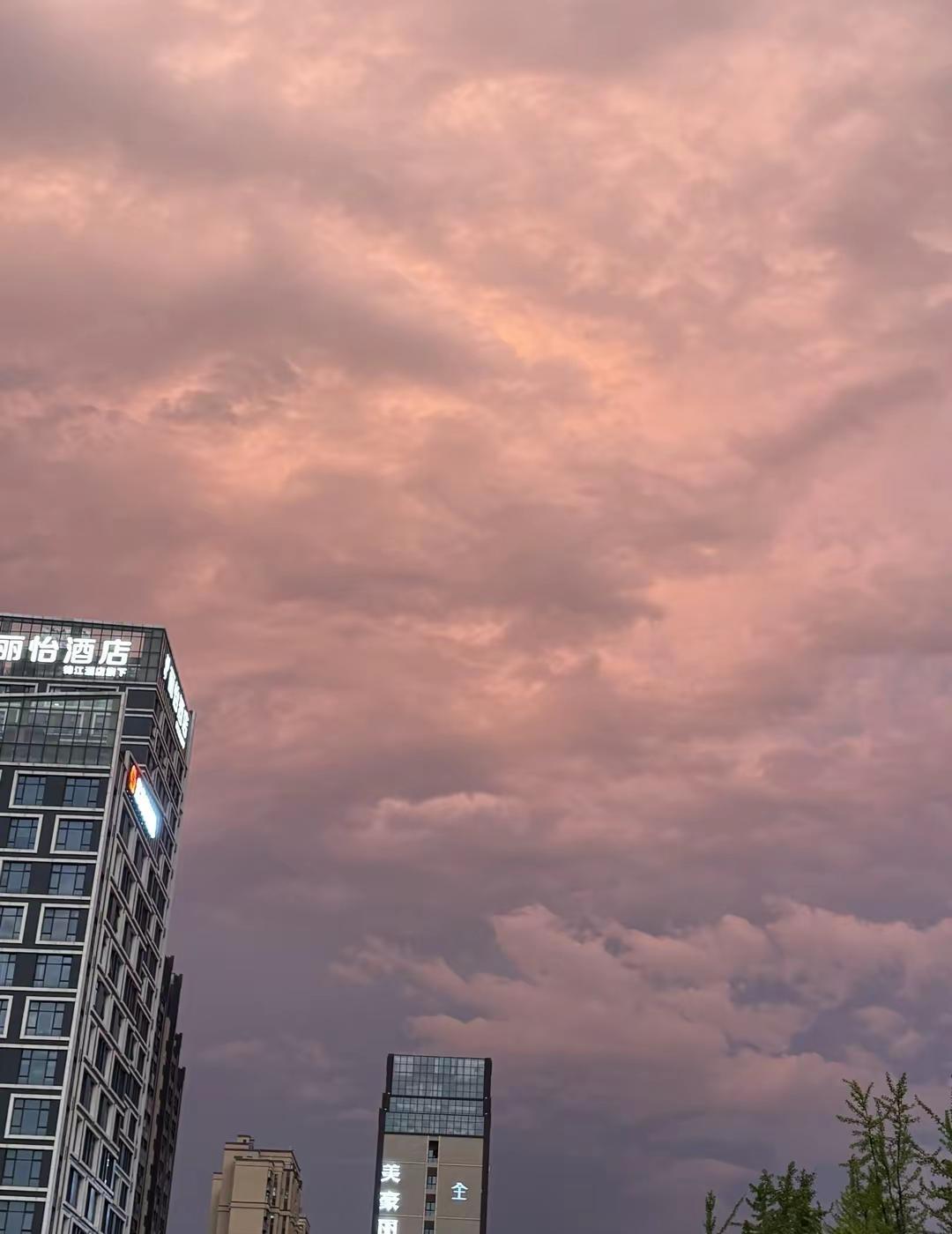 南昌暴雨后晚上七点的天空 南昌暴雨 雷暴