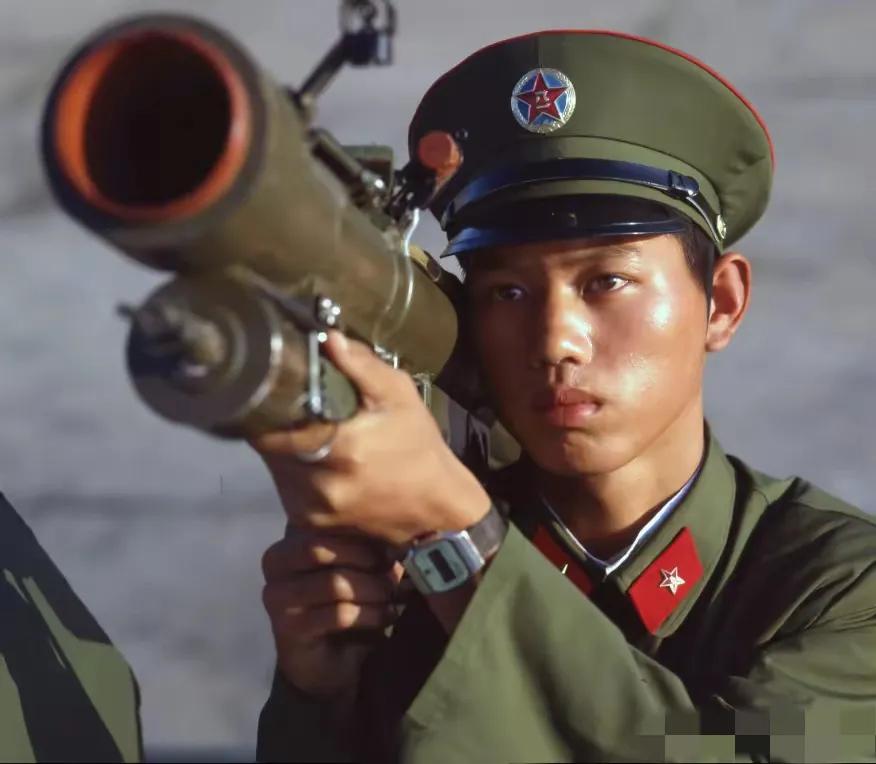 大家仔细看，这名战士肩膀上扛的可不是普通的武器。
1984年的国庆大阅兵时，第一