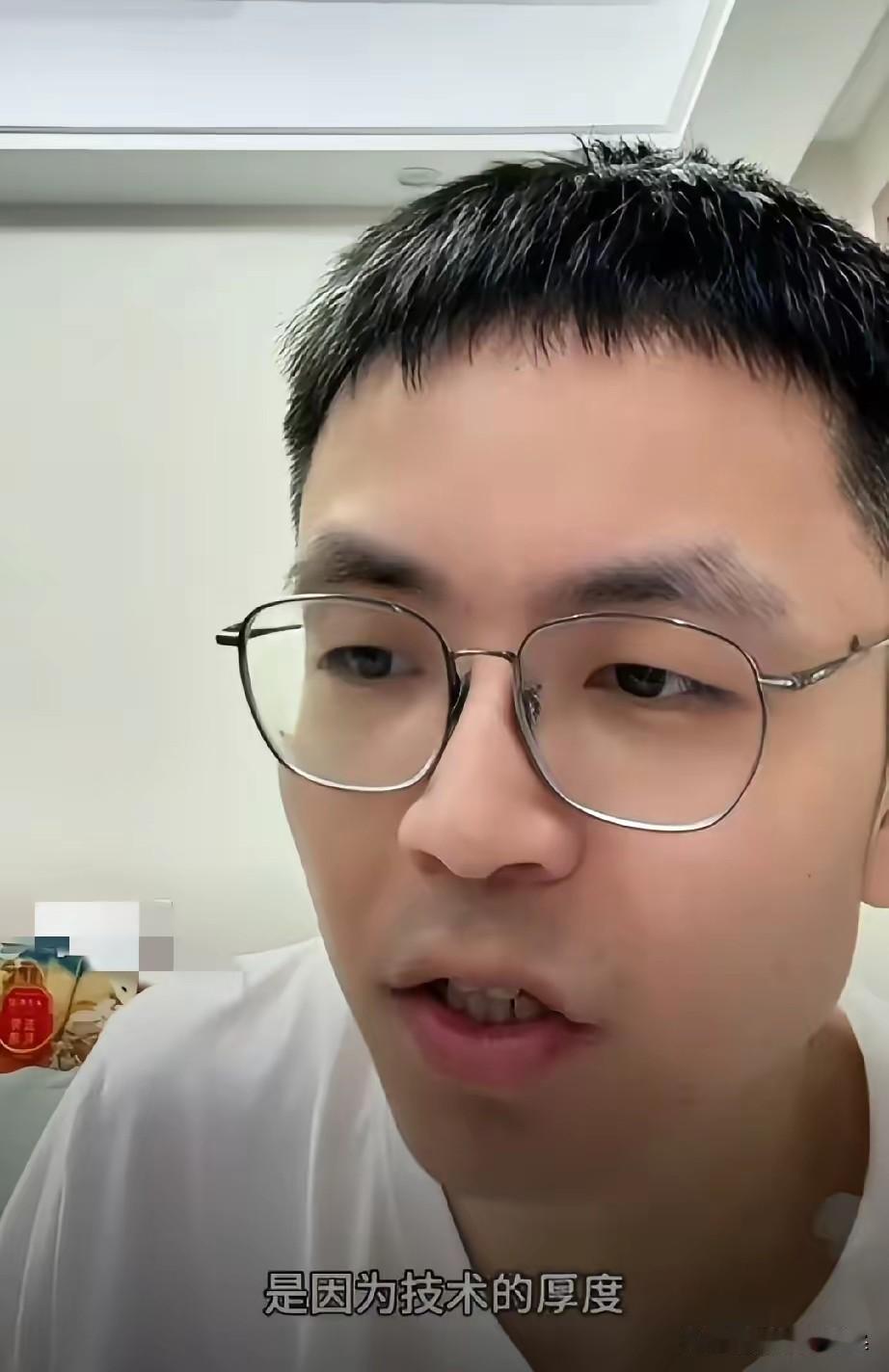 同样是低谷期，小钱分析为什么王楚钦的低谷期这么短3个月就福冈总决赛重回巅峰。
而