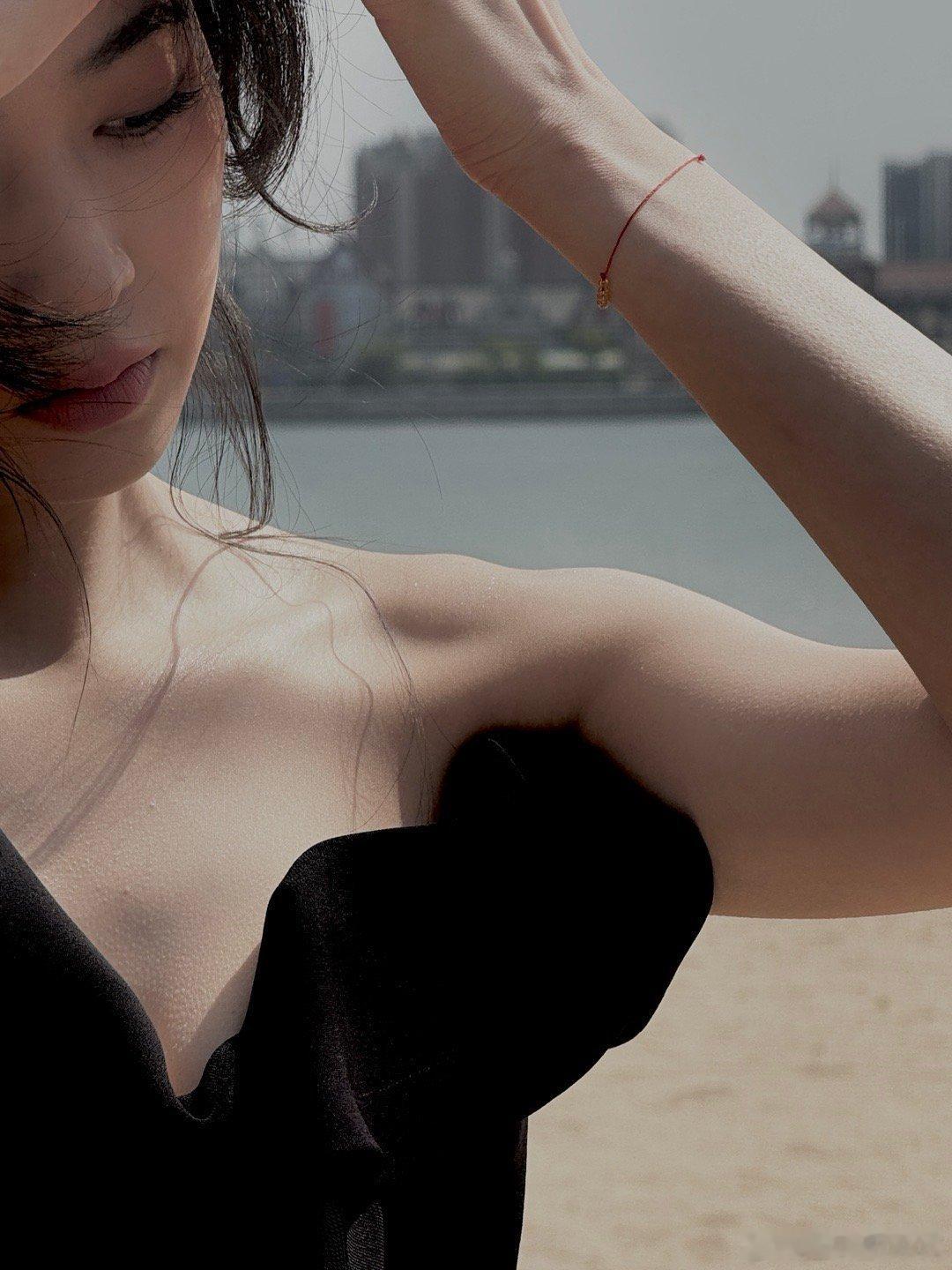 周雨彤 在复制粘贴的时代，你是手写的诗