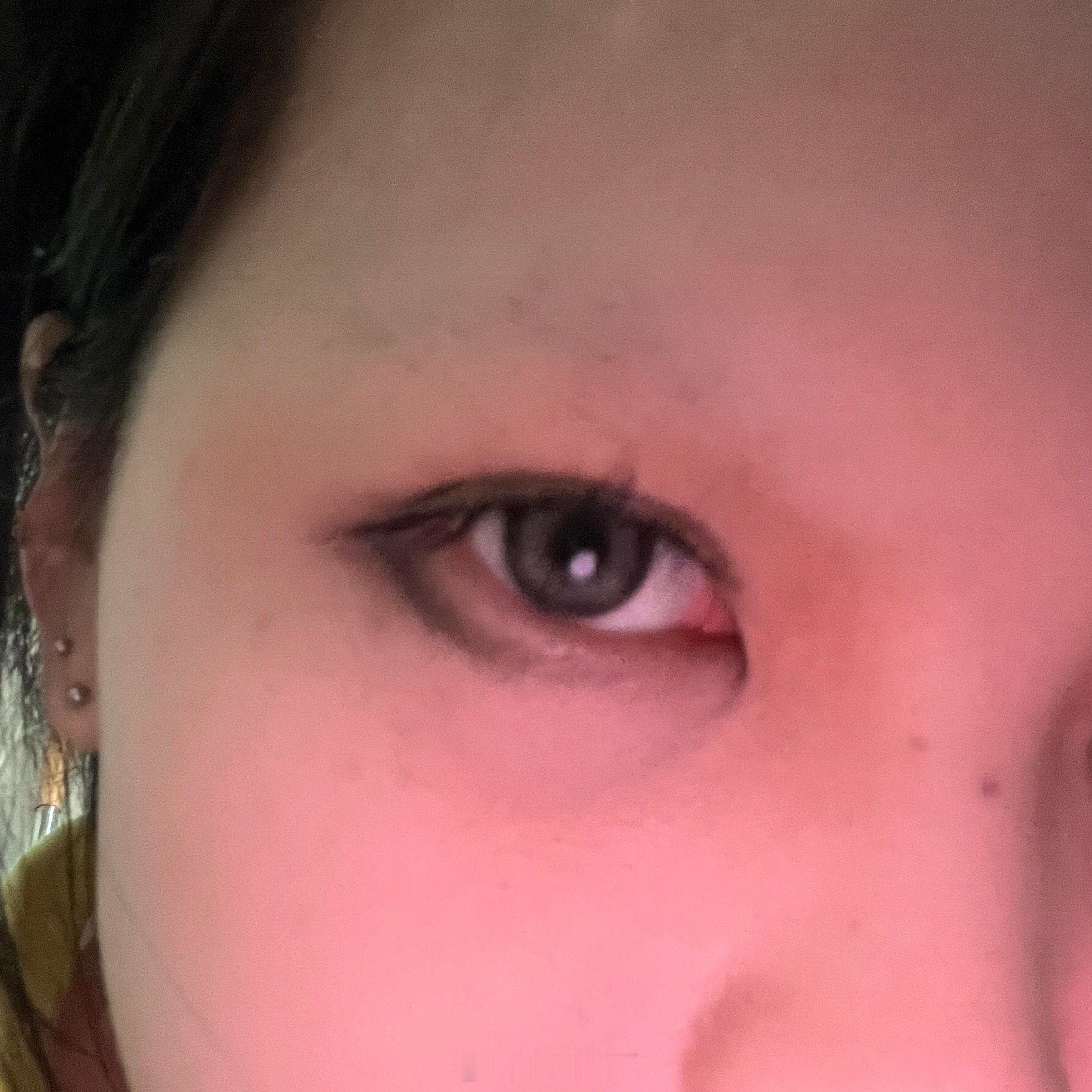 化妆画一半，本来想看角色眼型怎么走的结果和朋友聊起来一发不可收拾现在带妆就想睡觉