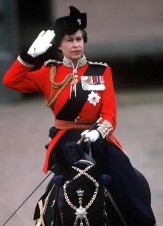 1981年，55岁的英国女王骑马检阅部队，被一名17岁的少年连射6枪，枪枪射中要