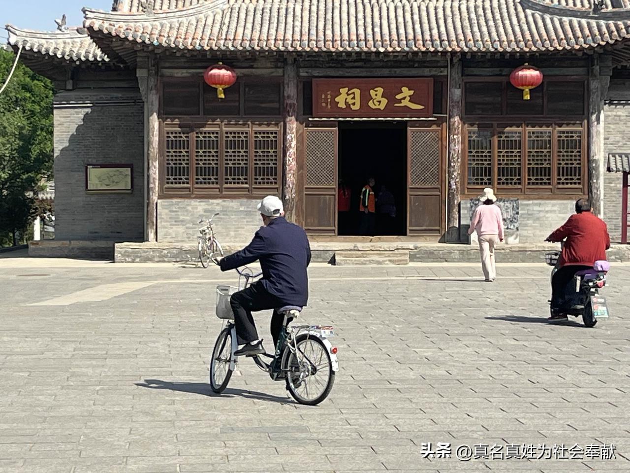 代州古城文昌祠，那独特的色调和场景，真的一下把人拉回80年代。60、70后对那个