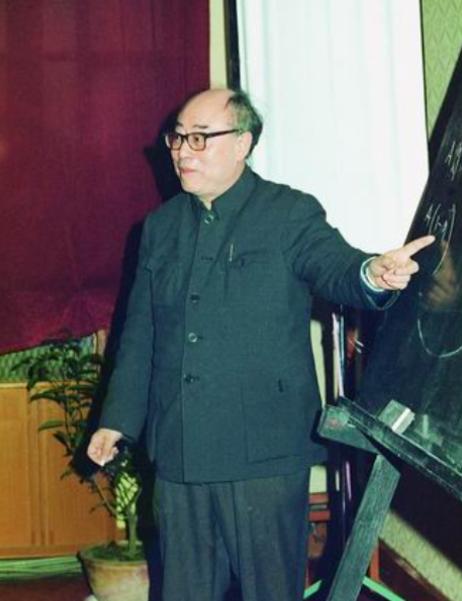 于敏的大脑有多厉害？杜祥琬院士回忆：有一次大家一起盯着核装置的计算纸带，于敏突然
