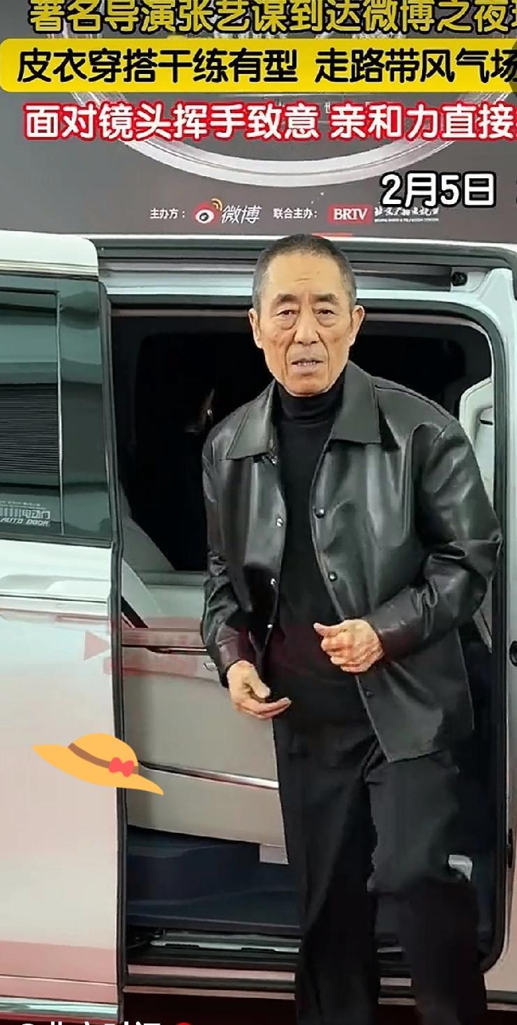 著名导演张艺谋现身北京微博之夜现场，当天他身着皮衣。

一袭黑装，连高领毛衣，皮