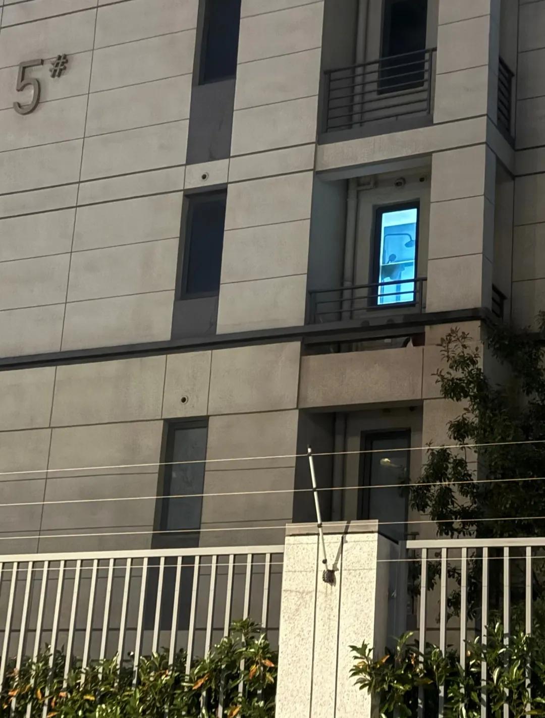 这个卫生间玻璃贴是不是贴反了？该怎么提醒他？