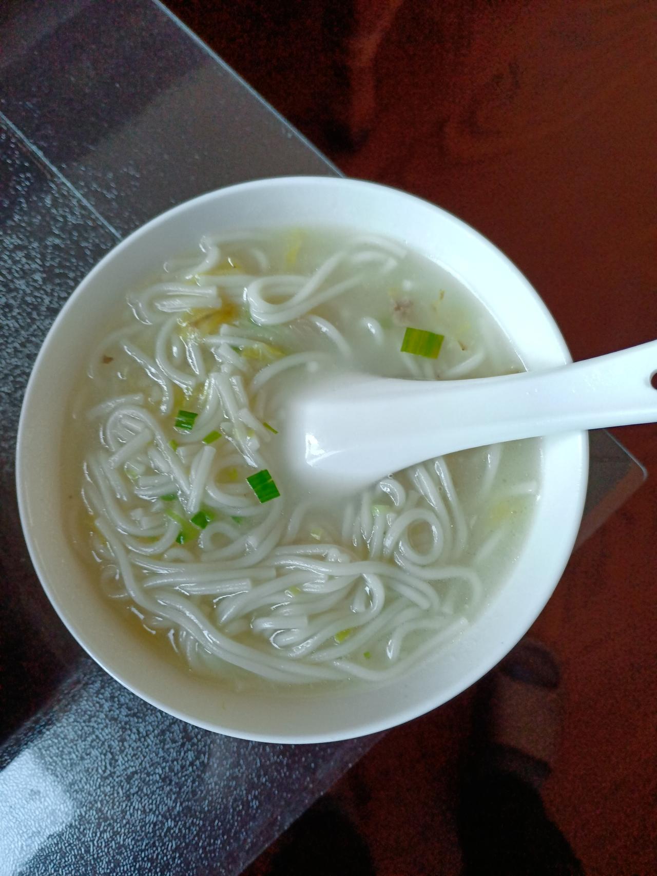 早上喝了两小饭碗骨汤烂糊面 ……  吃了一只白水蒸蛋。