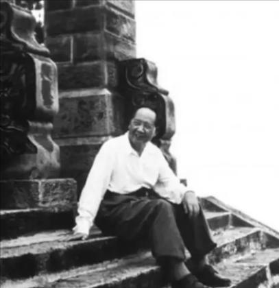 1976 年，毛主席去世，当华国锋赶到中南海时，毛主席已无呼吸，情急之下，华国锋