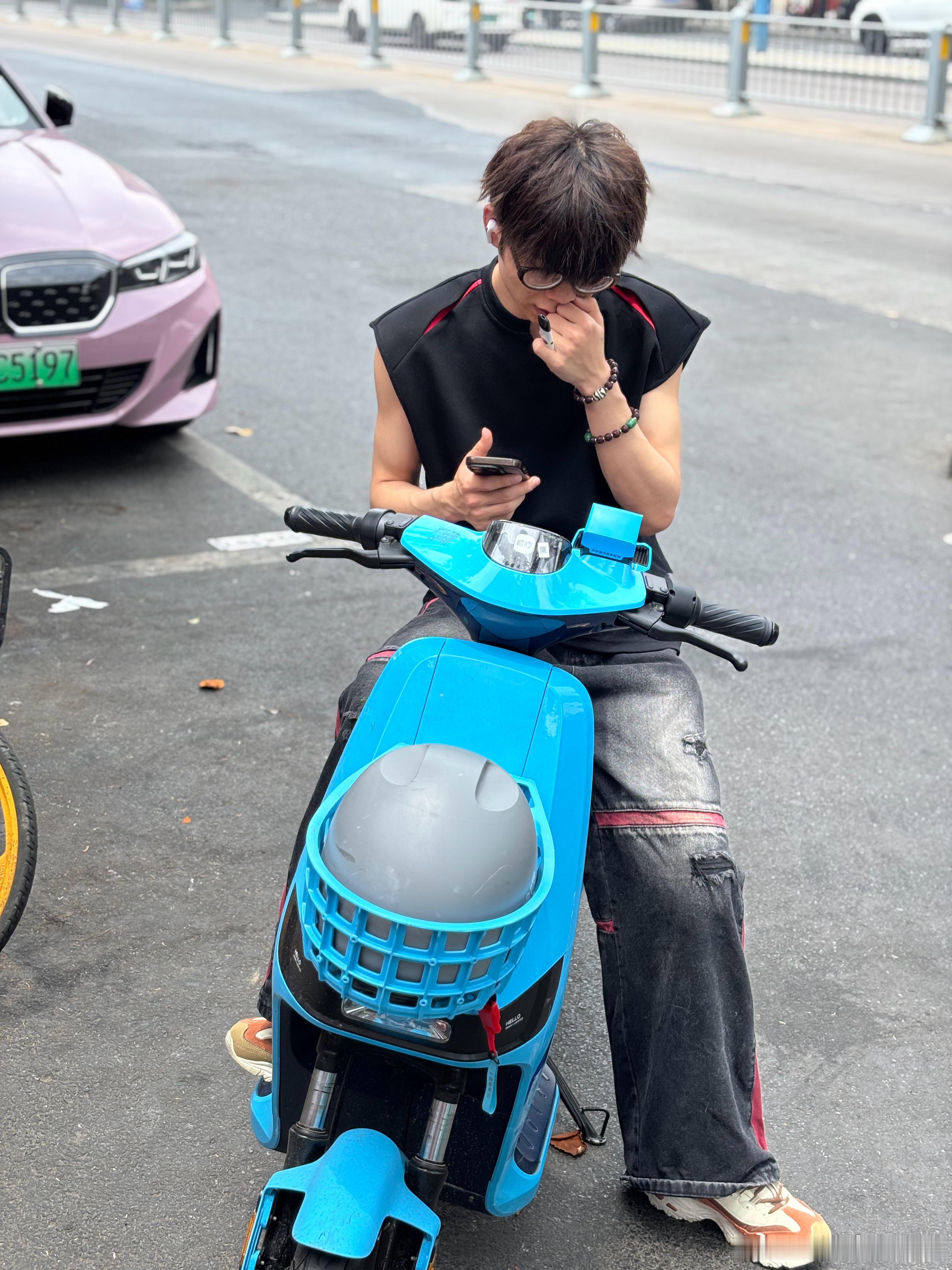很像九十年代的街头追风小青年 