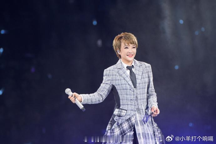 陈慧娴对我的声带做了什么陈慧娴穿着这身衣服在唱歌整个人都闪闪发光的感觉，睡得哦你