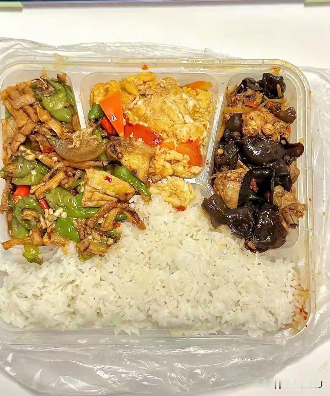 北京这次是真动真格了！2027年底之前，所有中小学都不能再用校外配餐了，现在已经