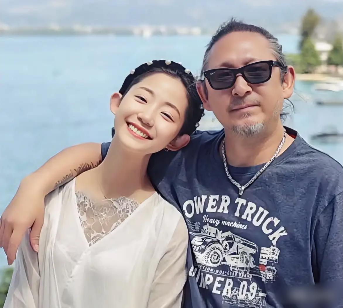 2014年，万千惠第一次把三宝带回家见父母，万妈妈不认识三宝，上网查了一下，然后