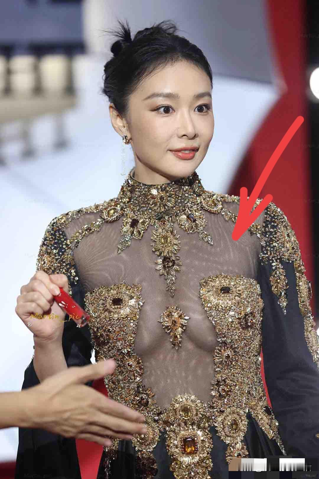 不敢直视！高叶果然“狂飙”了，突改穿搭风格，镂空透视装凸显两颗大宝石！

37岁