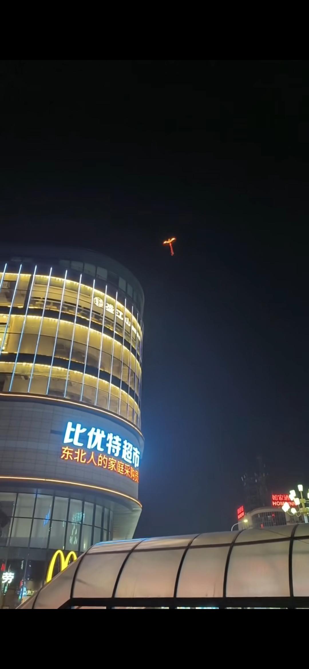 夜晚，瓦房店弘源夜市出现凤凰