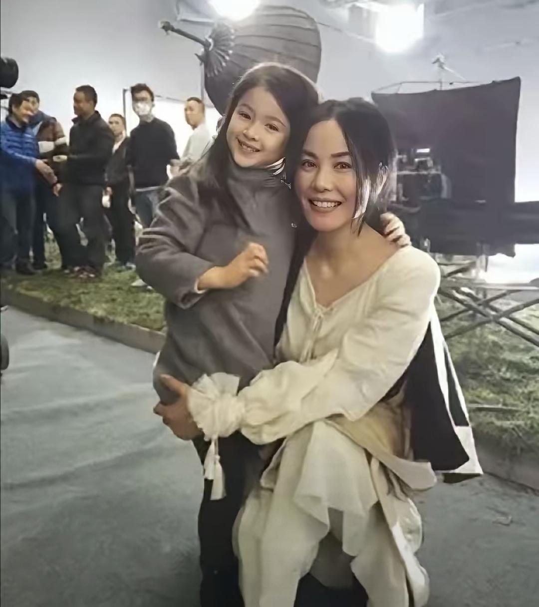 王菲发了条微博，就几个字，“孩子她爸，现在好了”。配了张蓝天远山的照片，没提别的