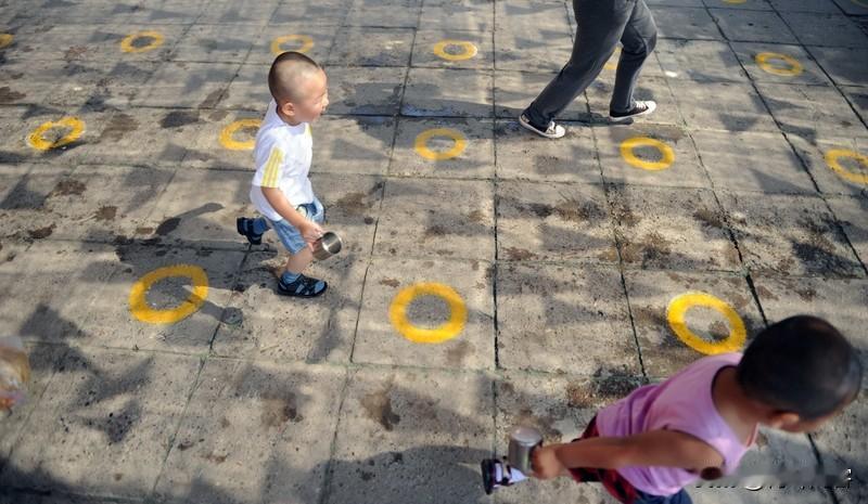 家庭的幸福真的在于金钱多少吗? 
家庭幸福不在于金钱多。
贫穷自在，富贵多忧。