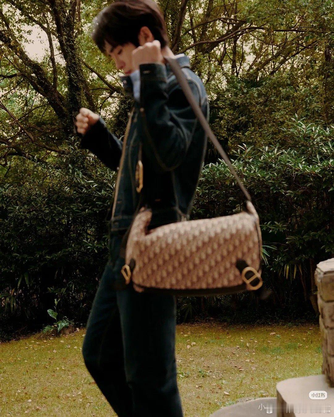 于适演绎夏季系列新装帅我一大跳，这张脸拿什么输变身帅气男大！ 