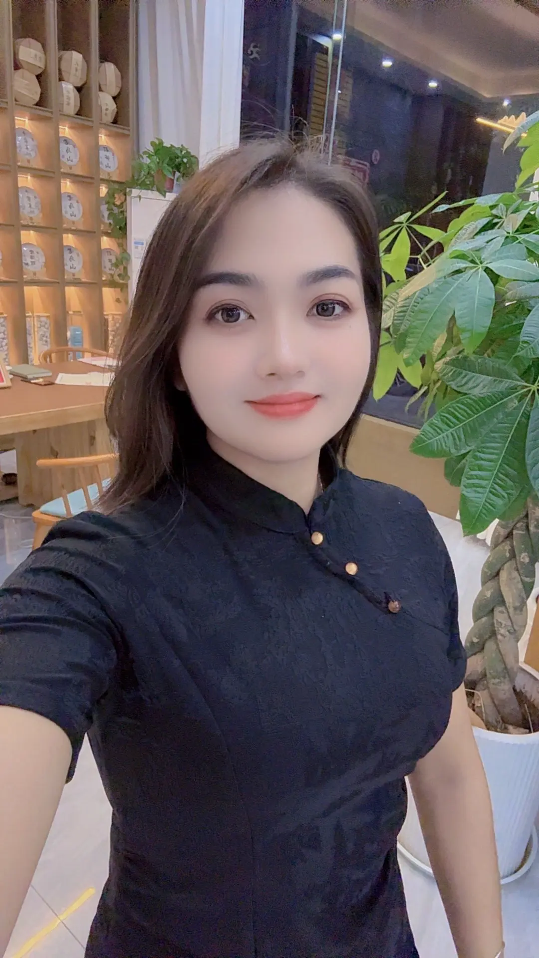 早就不是年少轻狂的女孩了，             现在只屈服于赚钱和生活。