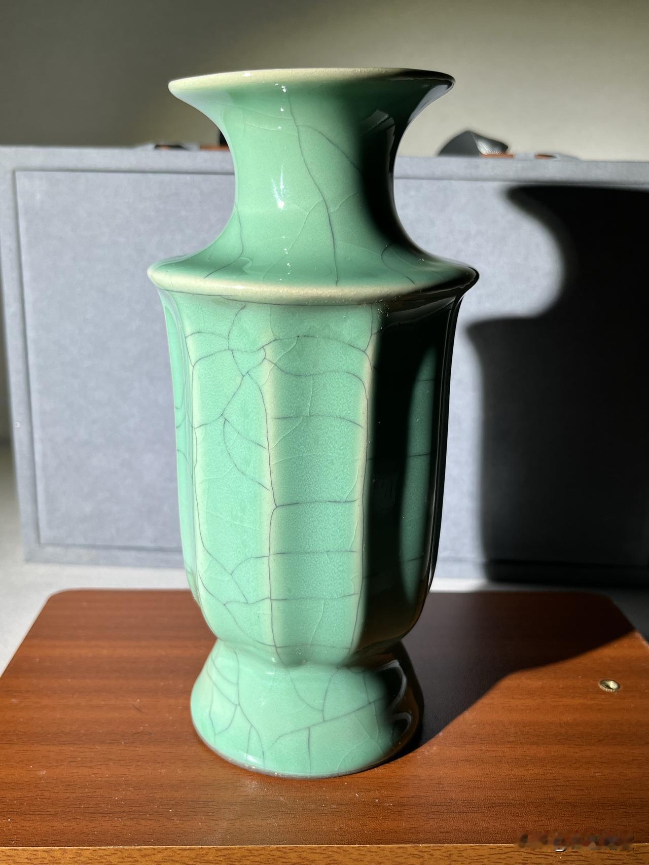 收藏赏鉴｜宋式柴窑官款瓜棱赏瓶
 
藏友们好，今日分享《柴窑名窑图鉴》第十四辑藏