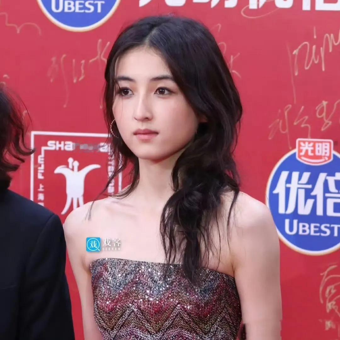 张子枫：脸与身材“各美”，气质独特完美蜕变

在娱乐圈的星河里，张子枫宛如一颗愈