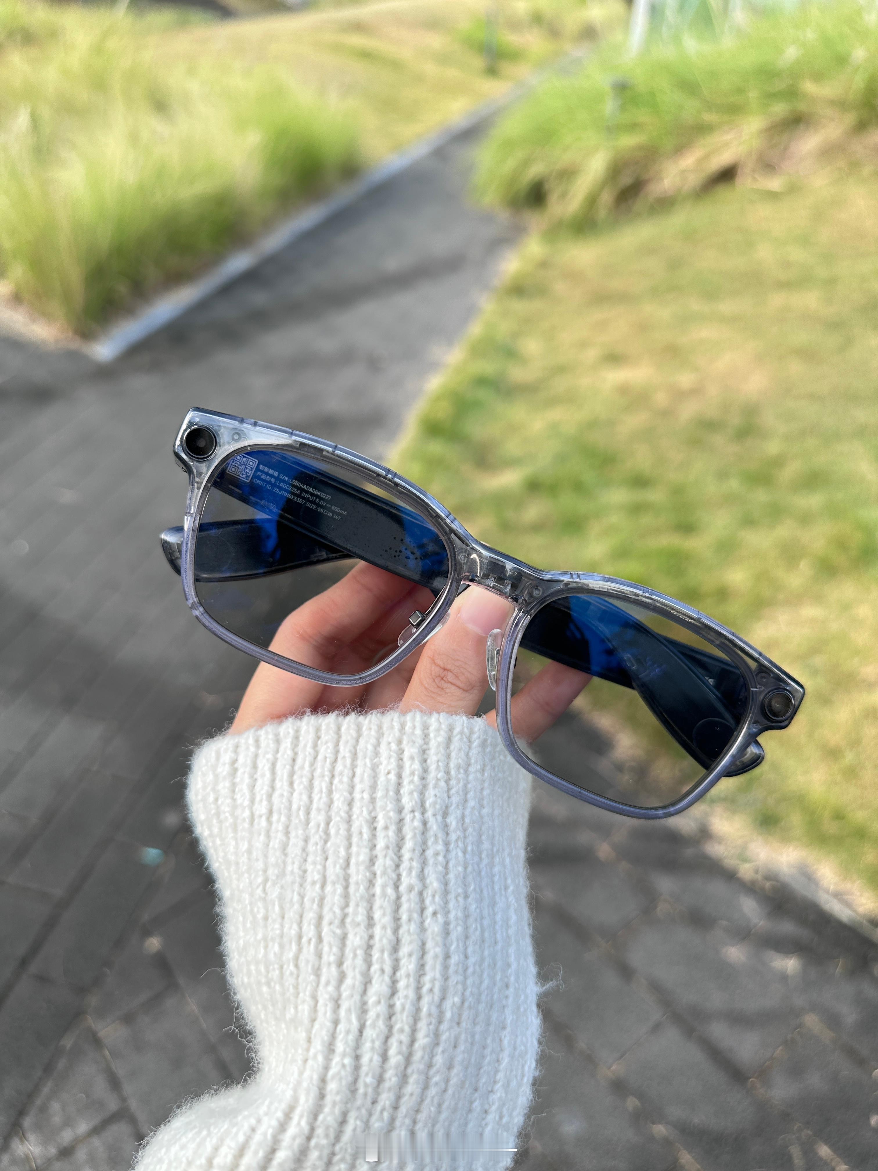 肉丸日记📔 理想AI眼镜Livis我真的带上之后不停的自拍但我还蛮想试试最经典