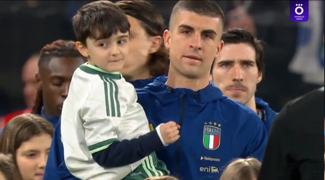 馒头真的好喜欢小球童…大家都牵着，就他给抱起来了 