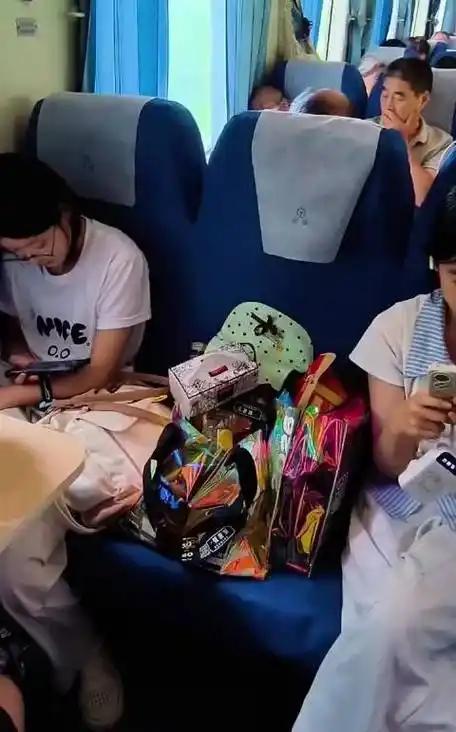 当“一人一票”遇上“一座一人”，买双份票放零食的女孩成了舆论靶心。

她不愿让座