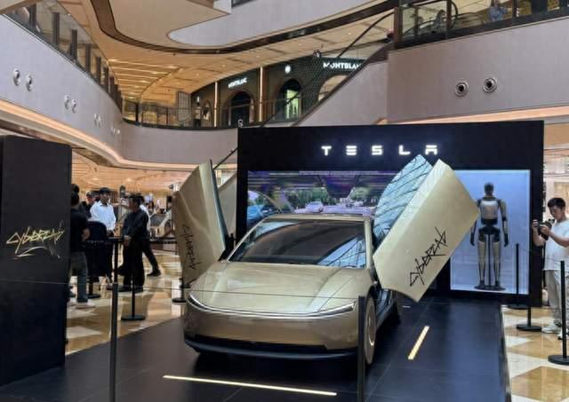 国内首秀！特斯拉展出一台没有方向盘的车