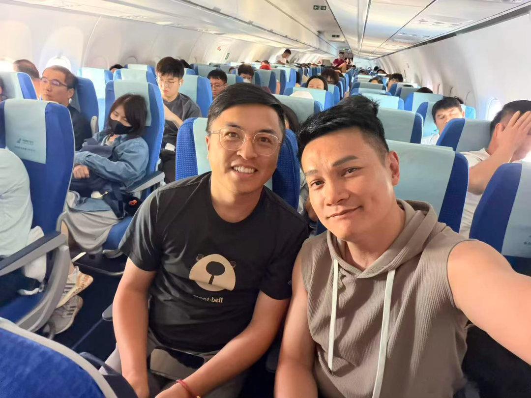 竟然在去吉隆坡的航班上相隔一排都可以遇见熟人万尺高空上的缘份 PS：怎么显得我咁