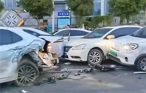 1月6日，一辆阿维塔07在南宁因超速驾驶连续碰撞15辆车。从交警出具的事故认定书