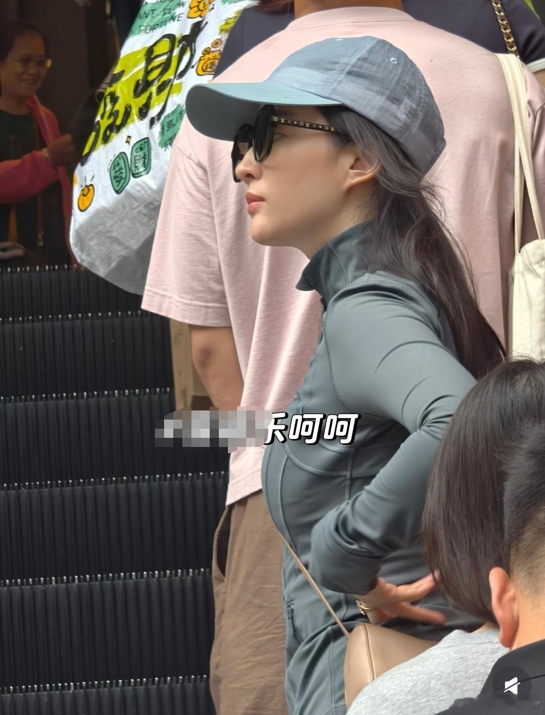刘亦菲在香港被偶遇啦，不说是今天的还以为是十几岁时的照片刘亦菲