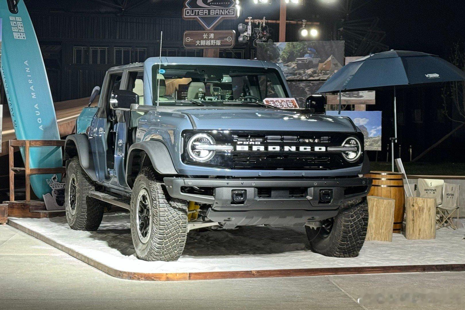晚上没忍住又来看了Bronco…[苦涩]图2:  今晚车上装好了中控台拓展支架，