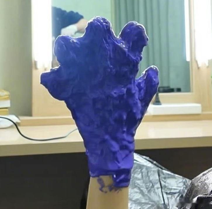 丁禹兮手指倒模 张海虾角色专属加长手指有着完整倒模花絮，逐层敷蜡的过程记录完整，