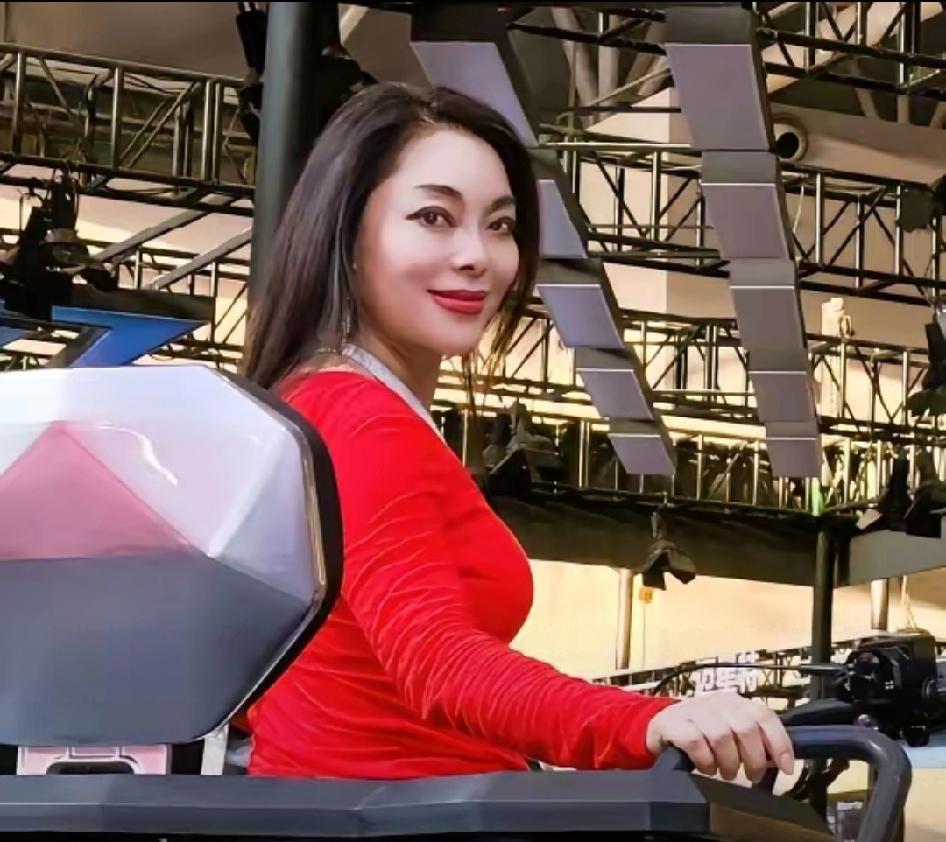 很奇怪的是阿波罗老板娘应儿，没有出来发声，在张雪提及她带来热度，老板娘竟然没有露