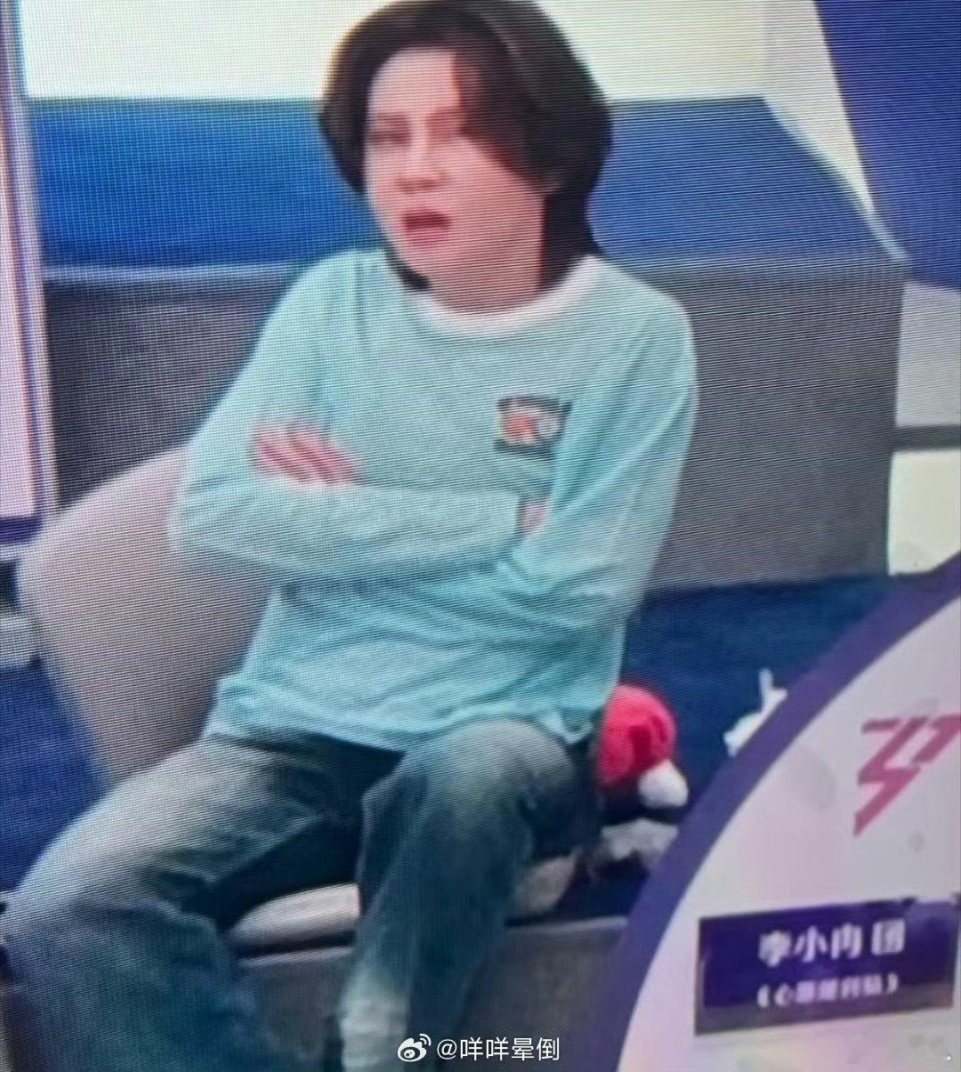 王濛烦躁也要递纸王濛烦躁也要给李小冉递纸 王濛烦躁也要给李小冉递纸，好可爱王濛 