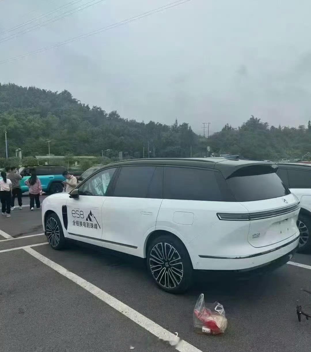 刚发了一条蔚来新 ES8 正在进行一路换电到珠峰的物料拍摄，没想到现场还有一辆白