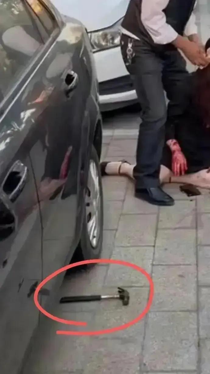 浙江女律师当街被锤一案，突然发现有种可能：如果某个律师为行凶者辩护，最终行凶者行