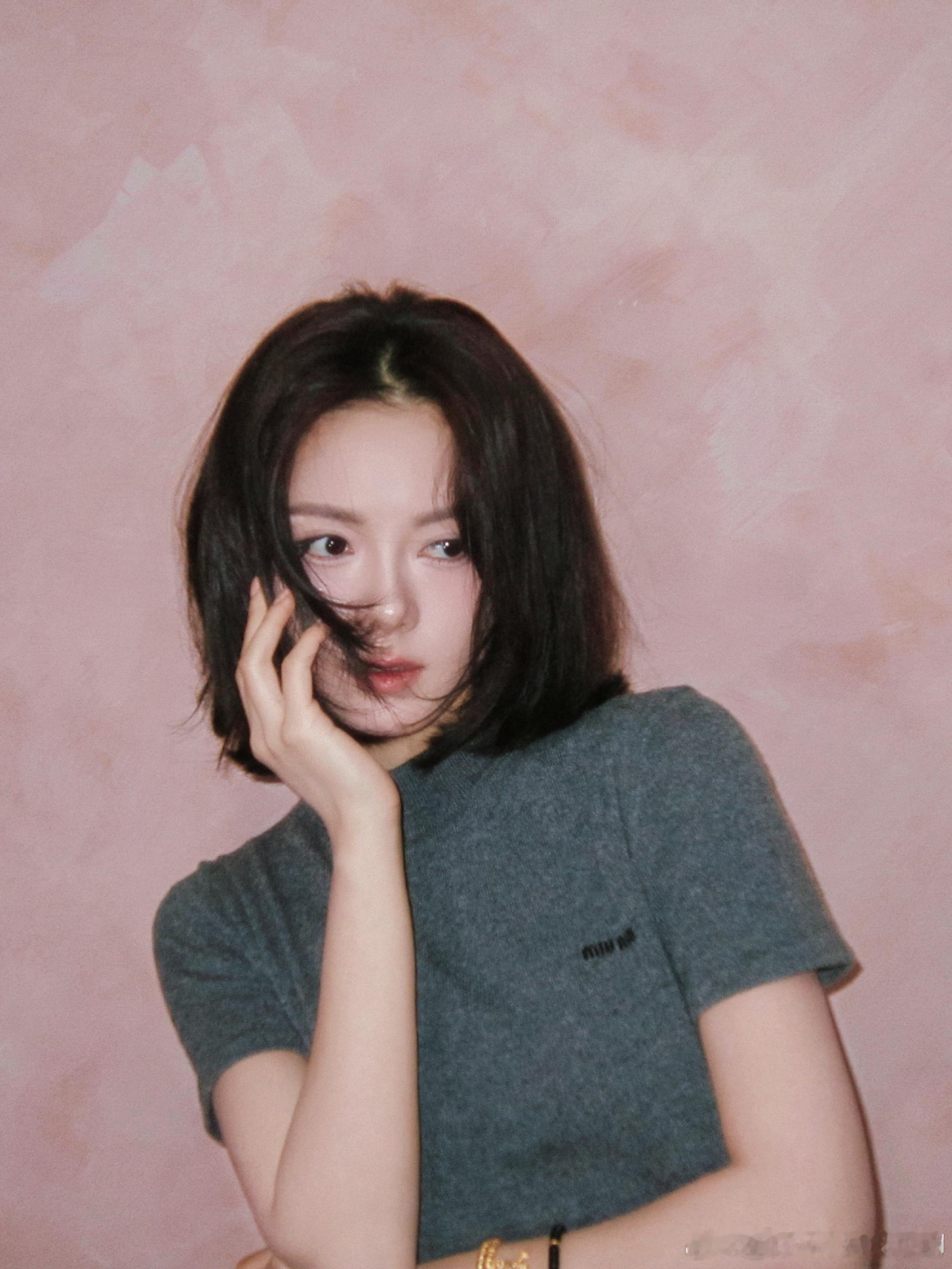 赵今麦发的miumiu大片，这才是正常的少女审美这两天传的真是工伤 