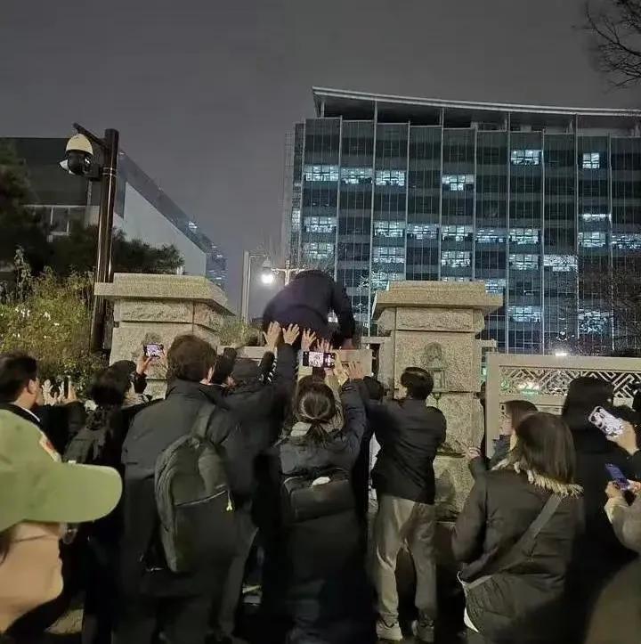 韩国人确实非常聪明，尹锡悦执政有可能马上成为美国的炮灰，所以，立即采取行动，进行