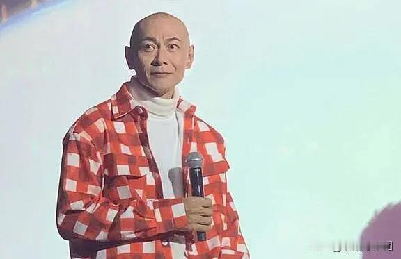 曾经的港风男神江华，怎么成这样了？[捂脸]
今年62岁，真是“头发容易把人抛”，