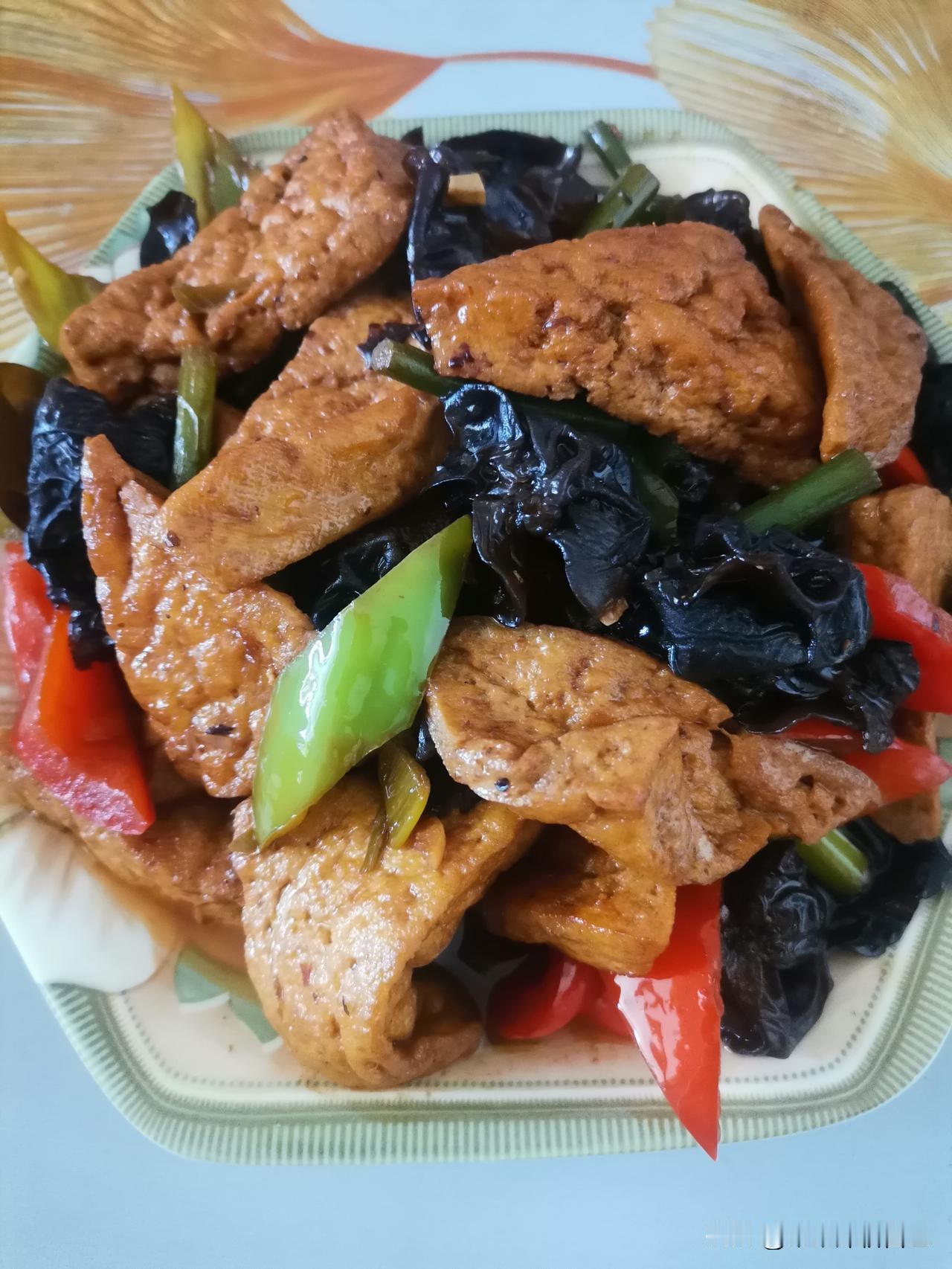 中午做饭好气呀，浪费了我12.9的红椒。
有段时间没做家常豆腐，步骤都有点记不清