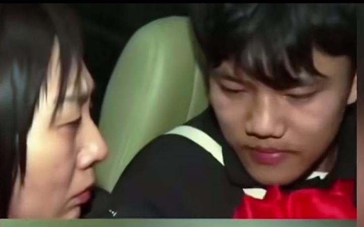 解清帅认亲的视频看一次哭一次，他爸爸找了26年终于找回了自己的儿子，解清帅一脸蒙