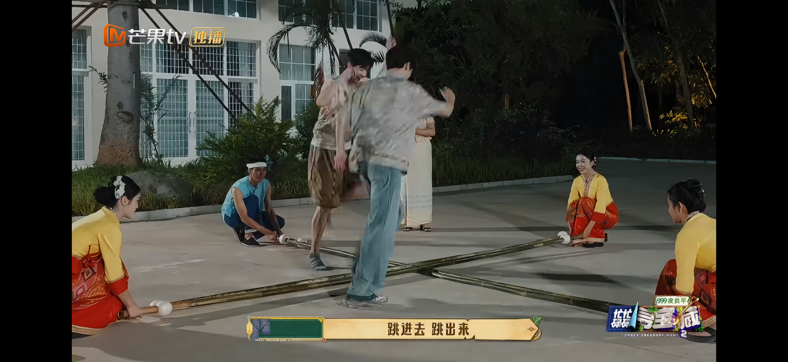 黄子弘凡跳竹竿舞点到笑穴 黄子弘凡跳个舞笑成表情包合集，竹竿舞变笑穴舞。笑声确实