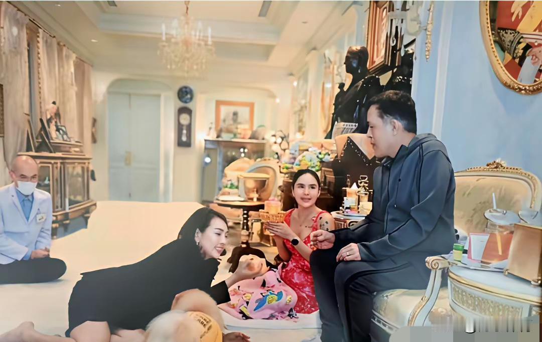 她只用了一套衣服，就让整个后宫的规矩成了笑话。
最新宫廷贺岁照里，欧命妇身上那件