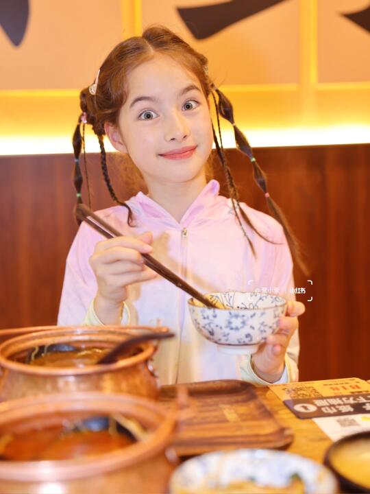 吃的倒是嘎嘎香，衣服全溅的油点子，要训吗😂