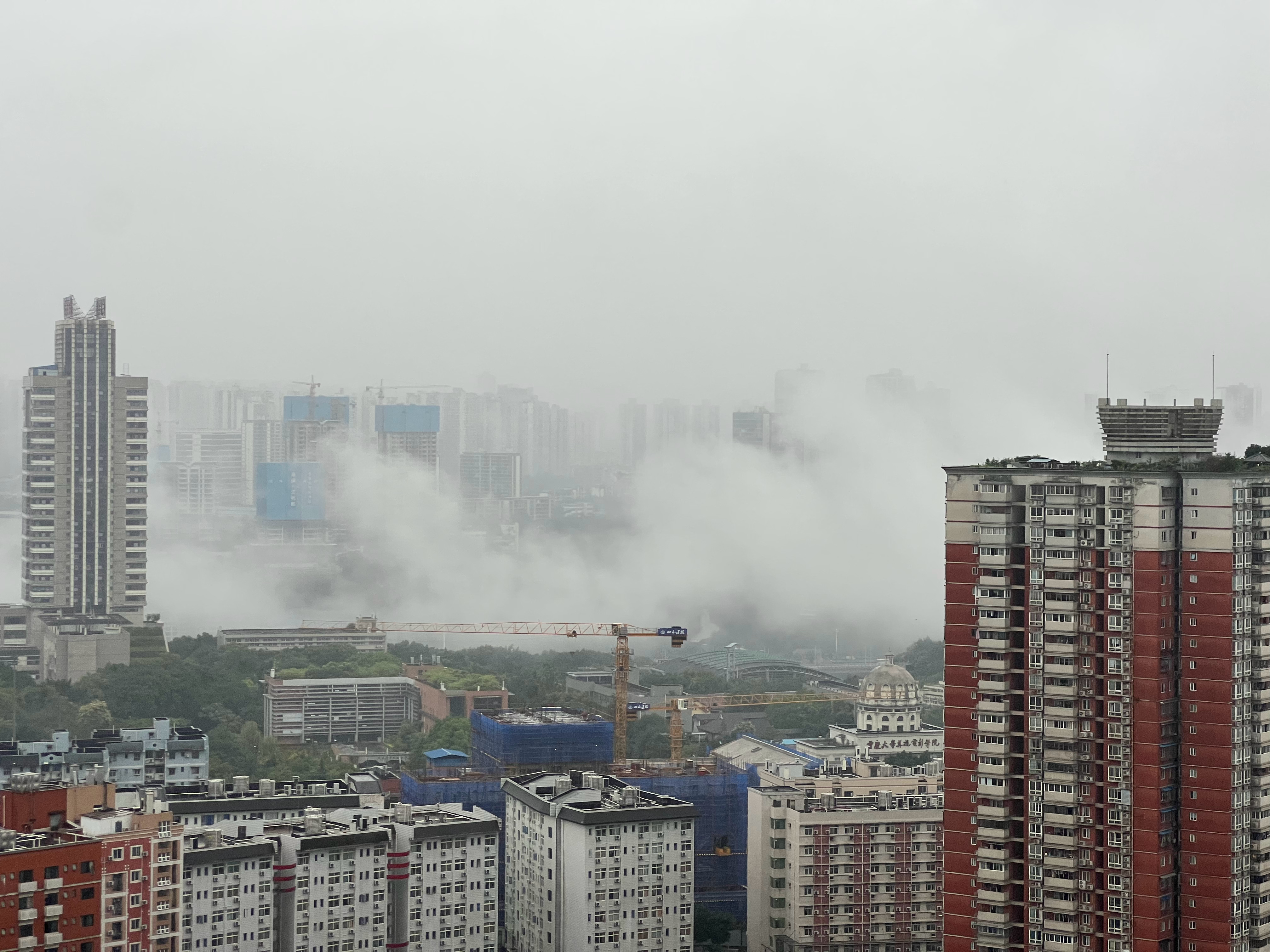 昨天下了一夜大雨。早上起来窗外居然看到了这样的景象。离我不远的地方居然水汽弥漫的
