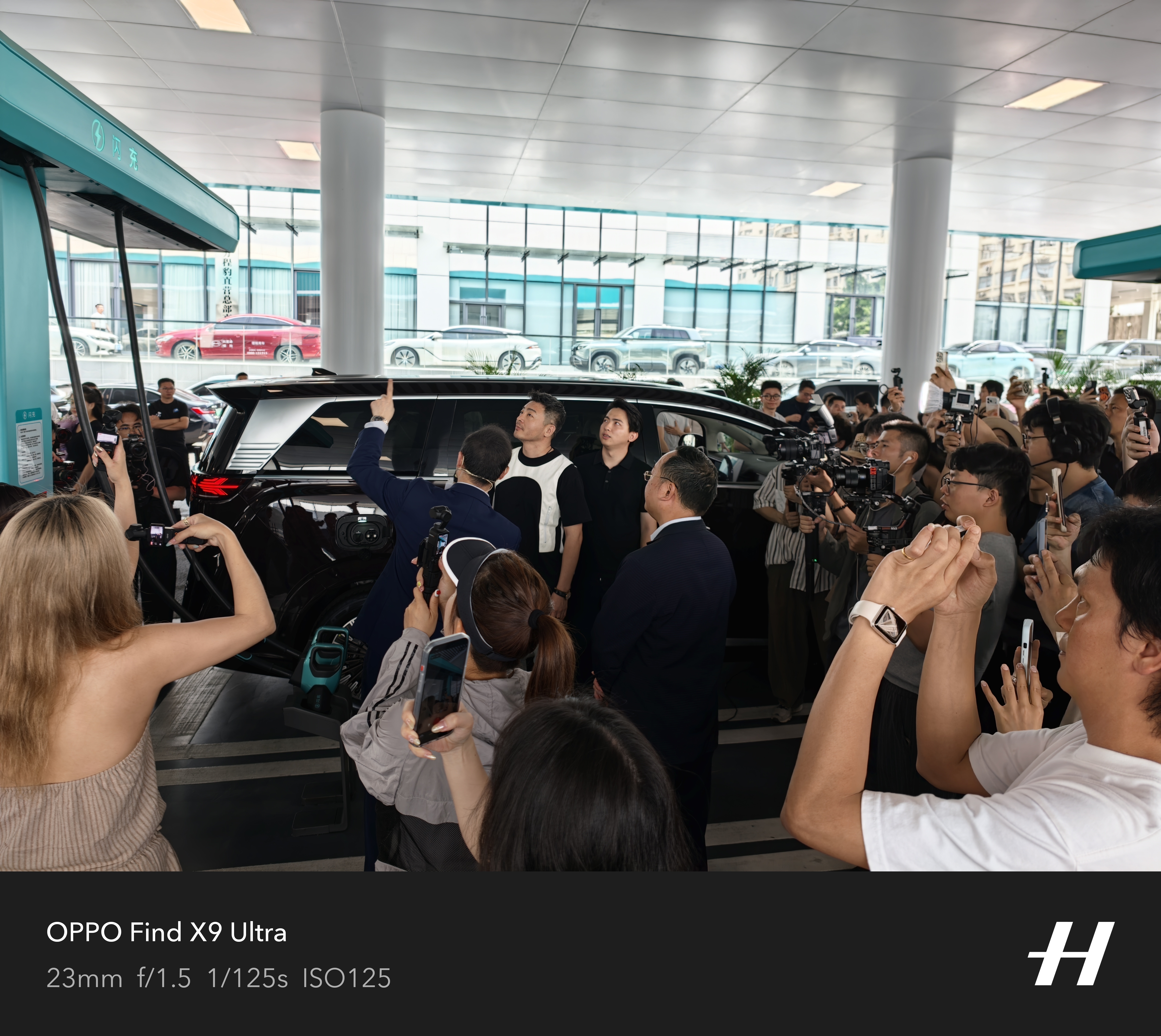 腾势汽车总经理李慧现身坪山腾势中心为三位第二代腾势D9首批车主做交车仪式，交车完