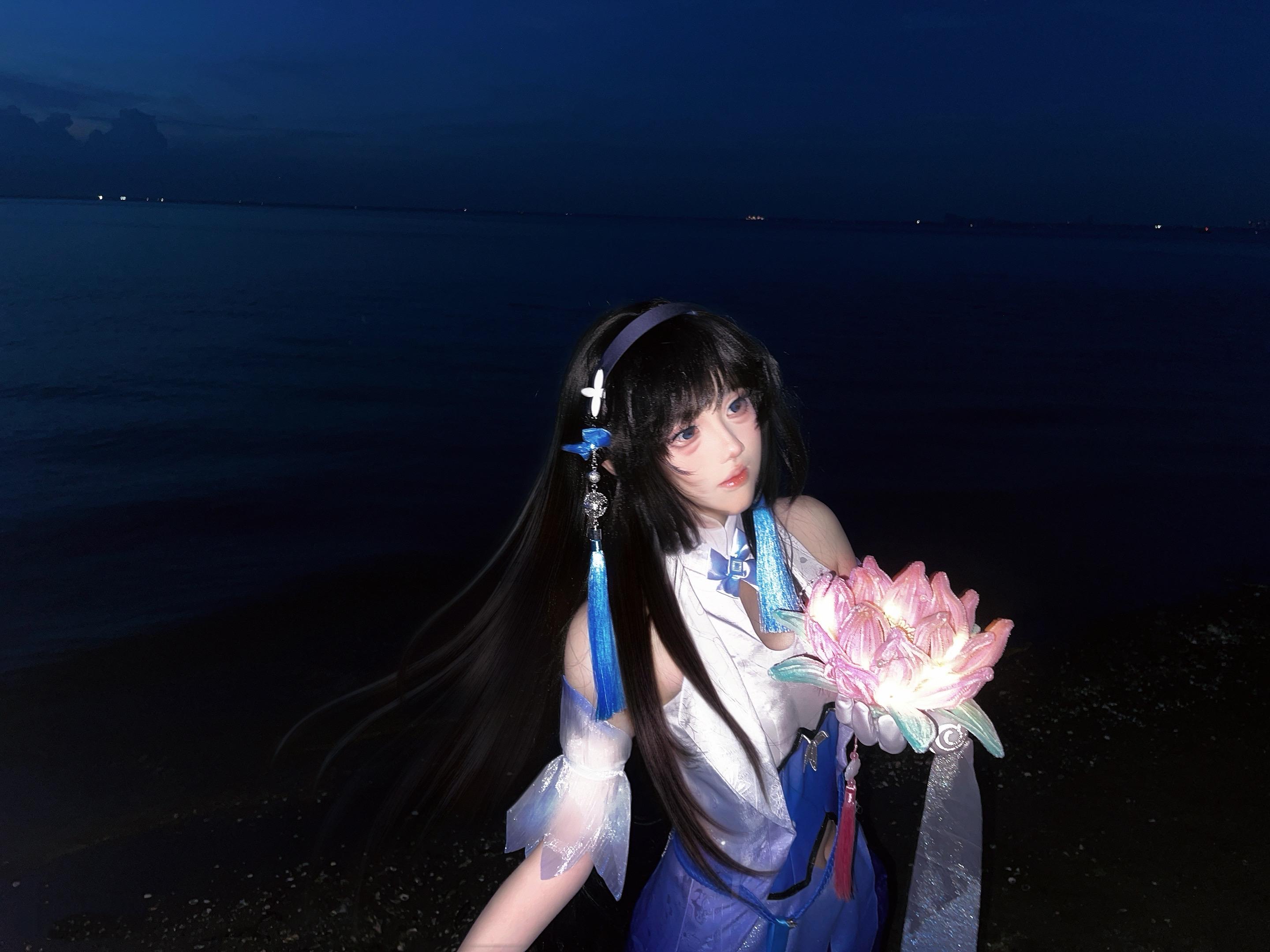 江畔晚风卷着暮色 我持灯浣纱，等的人 却似那流水 一去不回……