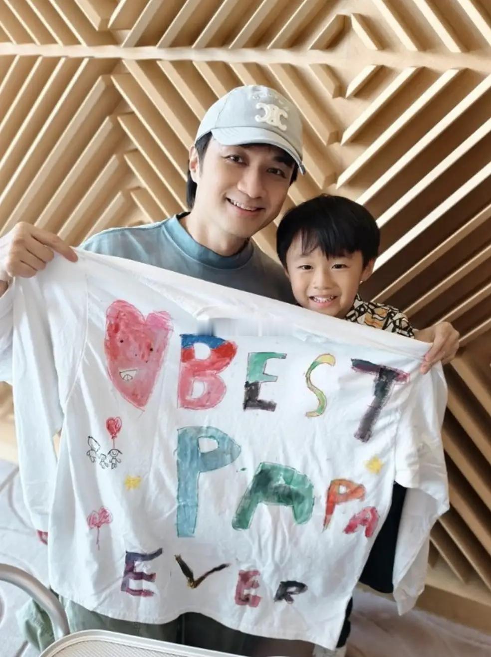 古巨基为5岁儿子上学铺路，带其考察香港名校，学费每年约21万港元。 