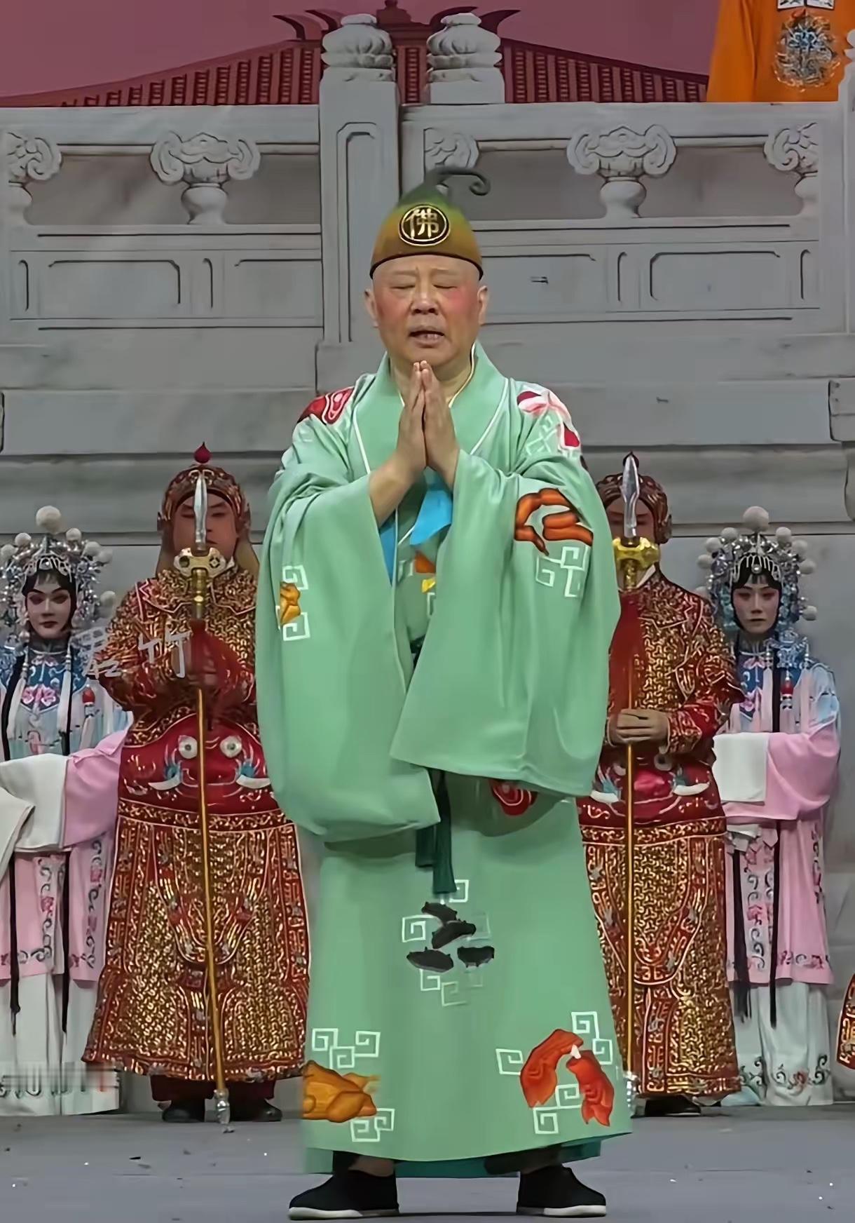 郭德纲该遭殃和后悔了吧
公开“乱改红歌”在这个信息爆发的时代
是一件非常愚蠢和炸